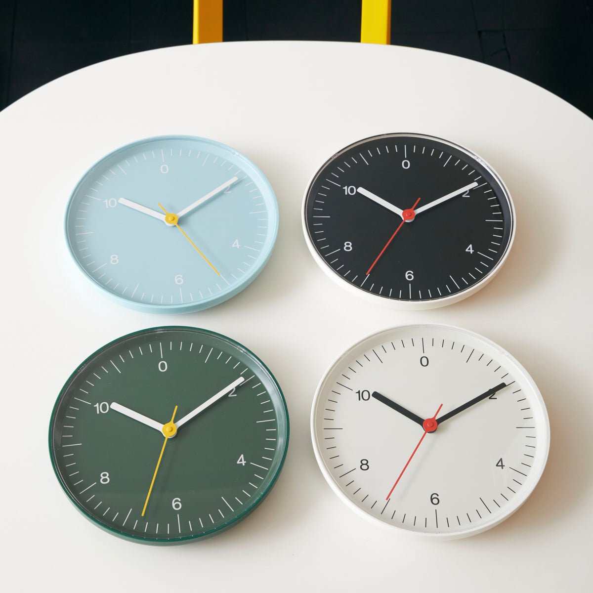 HAY Wanduhr „Wall Clock Green“ | Zeitloses Design in Farbe | HAY