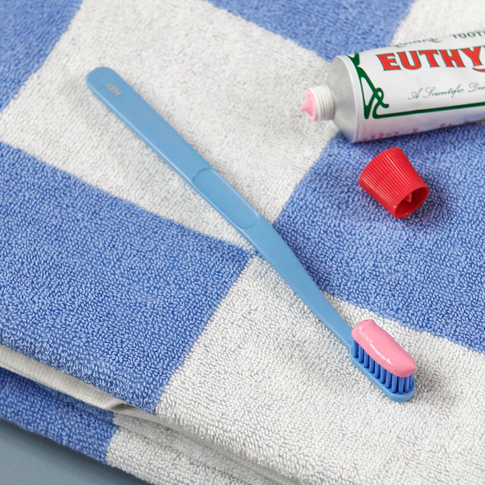HAY Zahnbürste „Tann Blue“ | Klare Farbe, klare Funktion | HAY