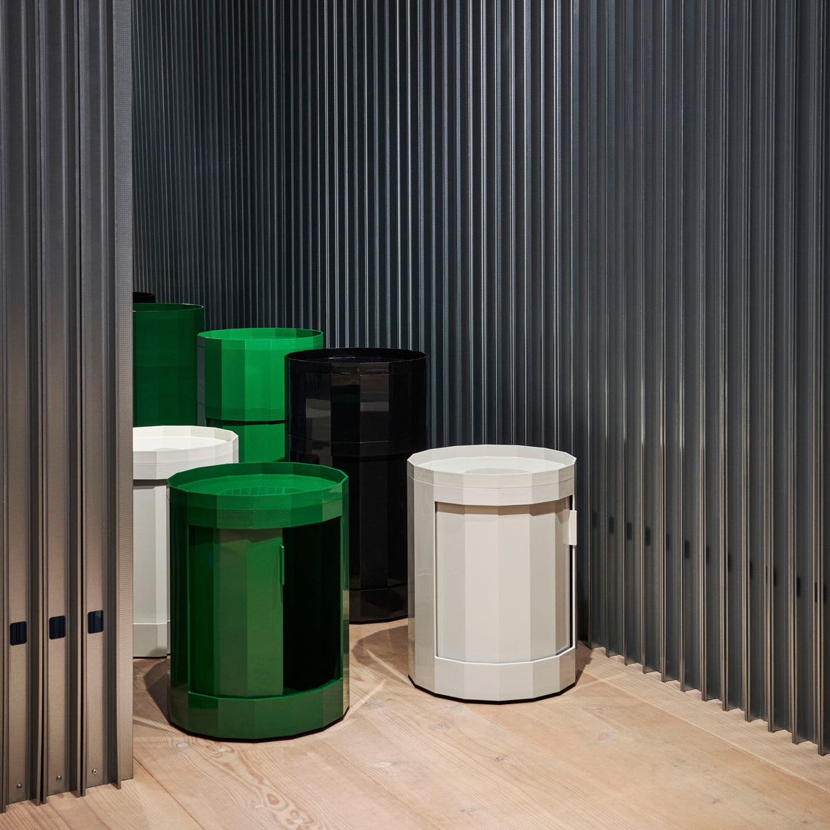 HAY Container „Facet Cabinet High Spinach Green“ (mit Rollen) | Beistelltisch mit Farbe | HAY