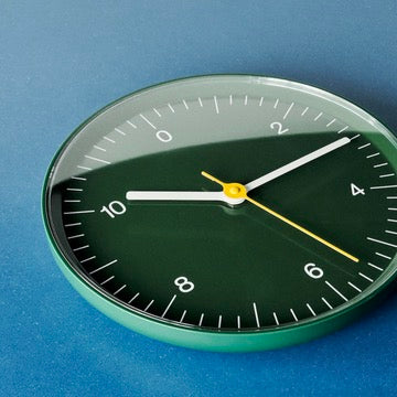 HAY Wanduhr „Wall Clock Green“ | Zeitloses Design in Farbe | HAY