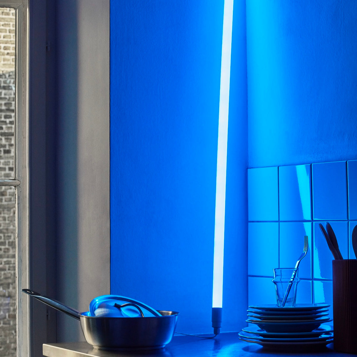 HAY Leuchte „Neon Tube Ice Blue“ | Kühle LED-Röhre mit modernem Touch | HAY