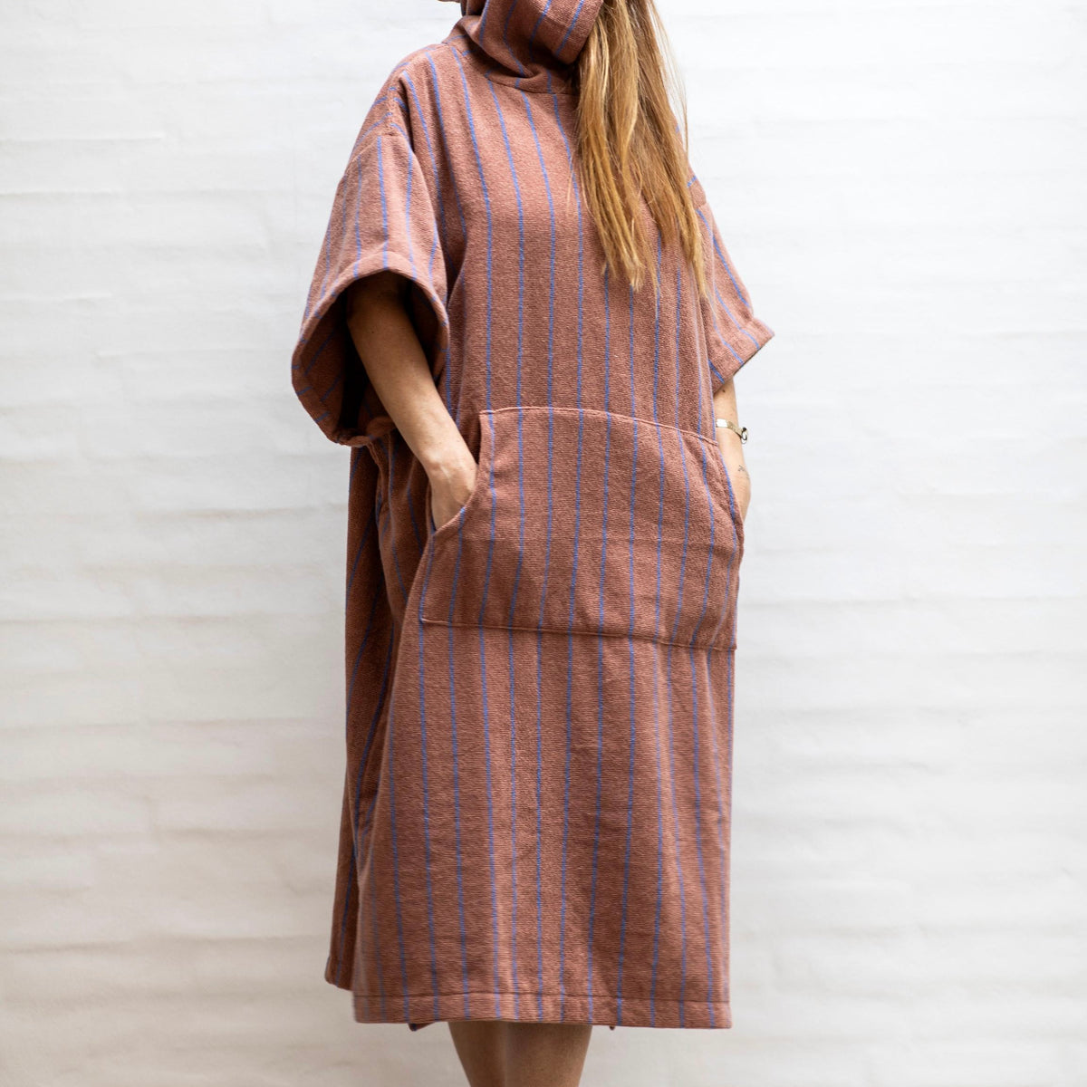 BONGUSTA Poncho „Naram Camel & Ultramarine L/XL“ | Entspannt drüberziehen | Bongusta