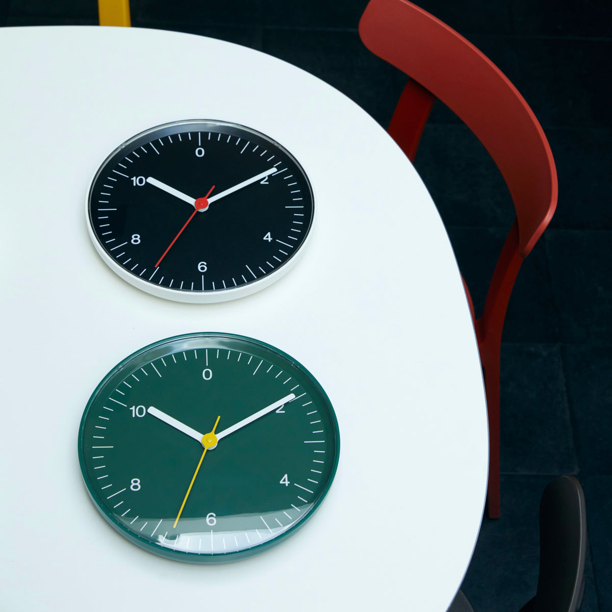 HAY Wanduhr „Wall Clock Green“ | Zeitloses Design in Farbe | HAY