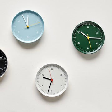HAY Wanduhr „Wall Clock Green“ | Zeitloses Design in Farbe | HAY