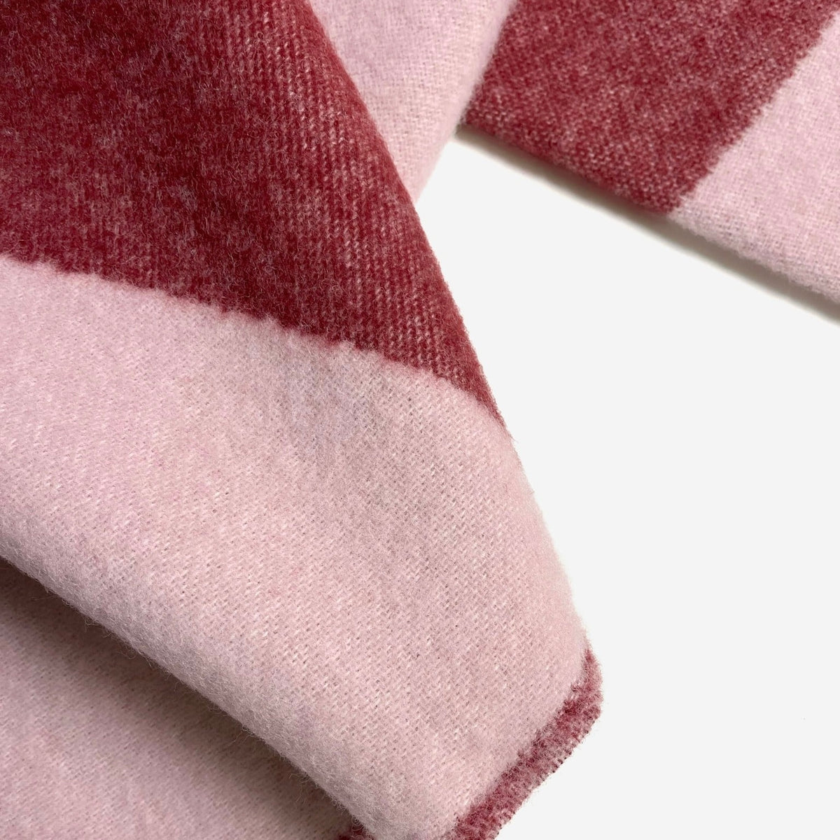 Maison Deux Decke “Swirl” Rosa Bordeaux | 100% Wolle | Maison Deux