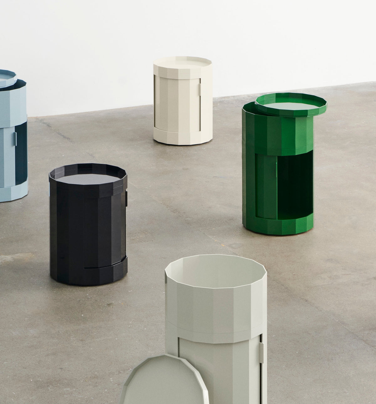 HAY Container „Facet Cabinet High Spinach Green“ (mit Rollen) | Beistelltisch mit Farbe | HAY
