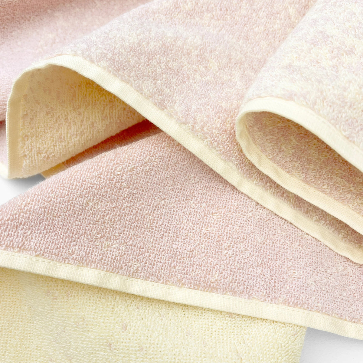 Maison Deux Badetuch “Gradient Buttergelb Rosa” 70x140 cm | Maison Deux