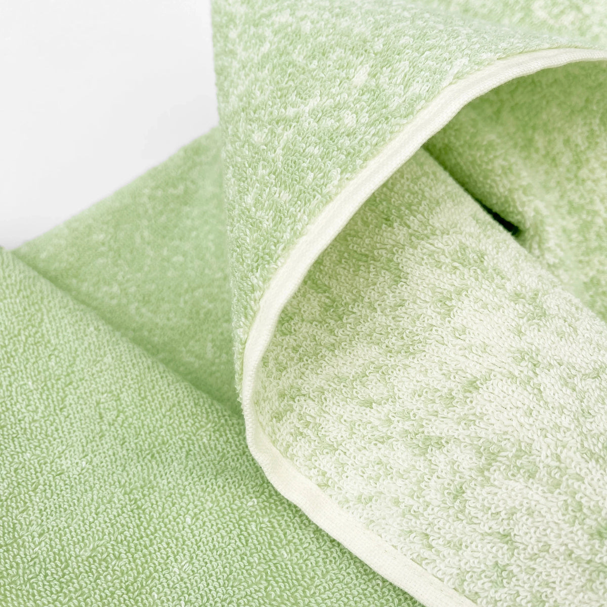 Maison Deux Badetuch “Gradient Sage Vanilla” 70x140 cm | Maison Deux