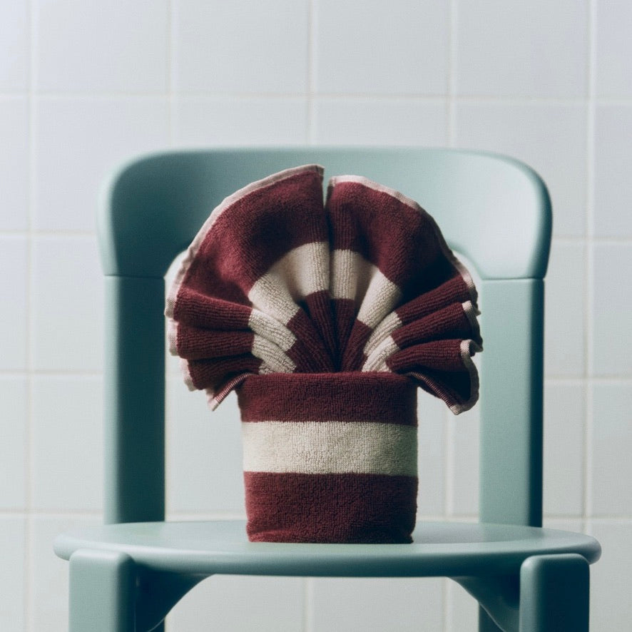 HAY Handtuch „Stripe Burgundy“ 40x60cm | Modernes Bad | HAY