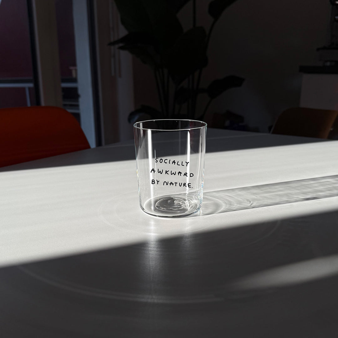 YAHYA Studio Glas „Socially Awkward by Nature“ (L) | Humorvolles Statement | YAHYA Studio