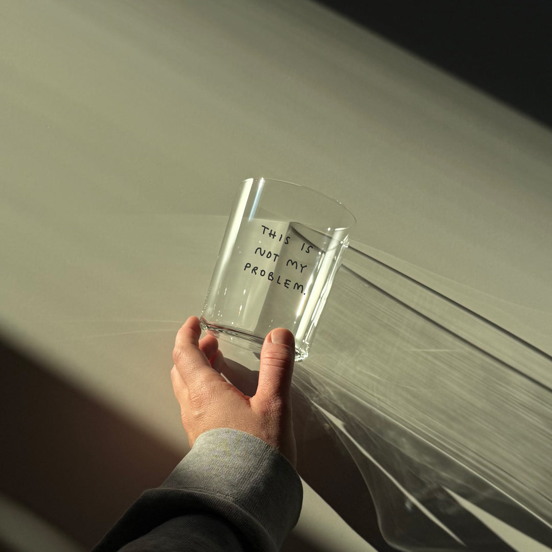 YAHYA Studio Glas „This Is Not My Problem“ (L) | Lustig & ehrlich | YAHYA Studio