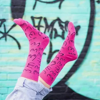 Eat Mielies Weird Illustration Socken "Titties Fuchsia" Eat Mielies | Violette Baumwollstrümpfe