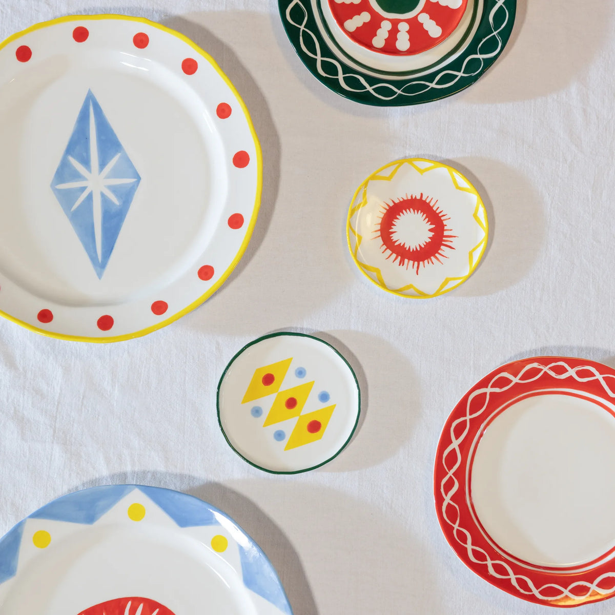 &Klevering Tellerset „Festivo Medium Green“ | 2er-Set mit Illustration | &Klevering