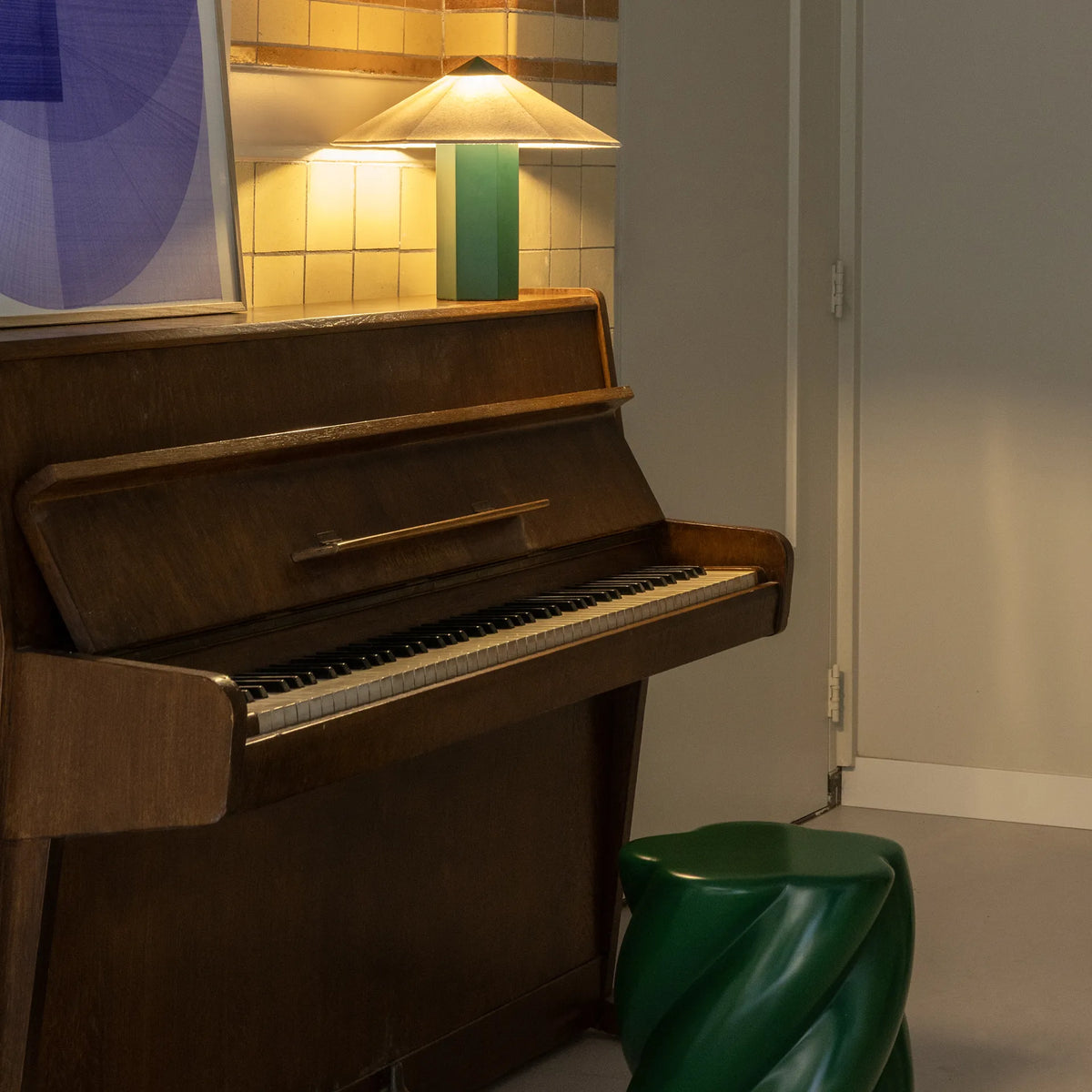 &Klevering Tischleuchte „Phira Green“ | Farbiges Designobjekt | &Klevering