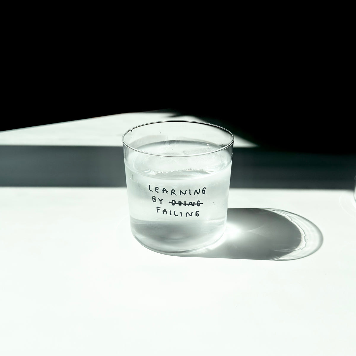YAHYA Studio Trinkglas „Learning by Failing“ | Weise Typo auf Glas | YAHYA Studio
