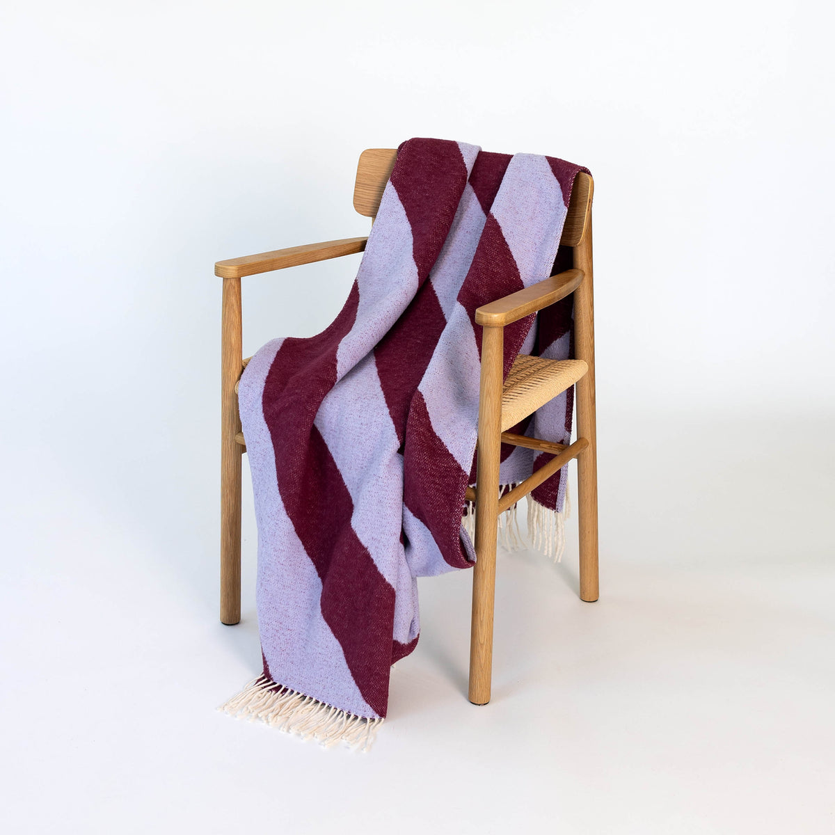 Textilwerk Decke „Stripes Lilac“ 150x200cm | Kuschelige Wohndecke | Textilwerk