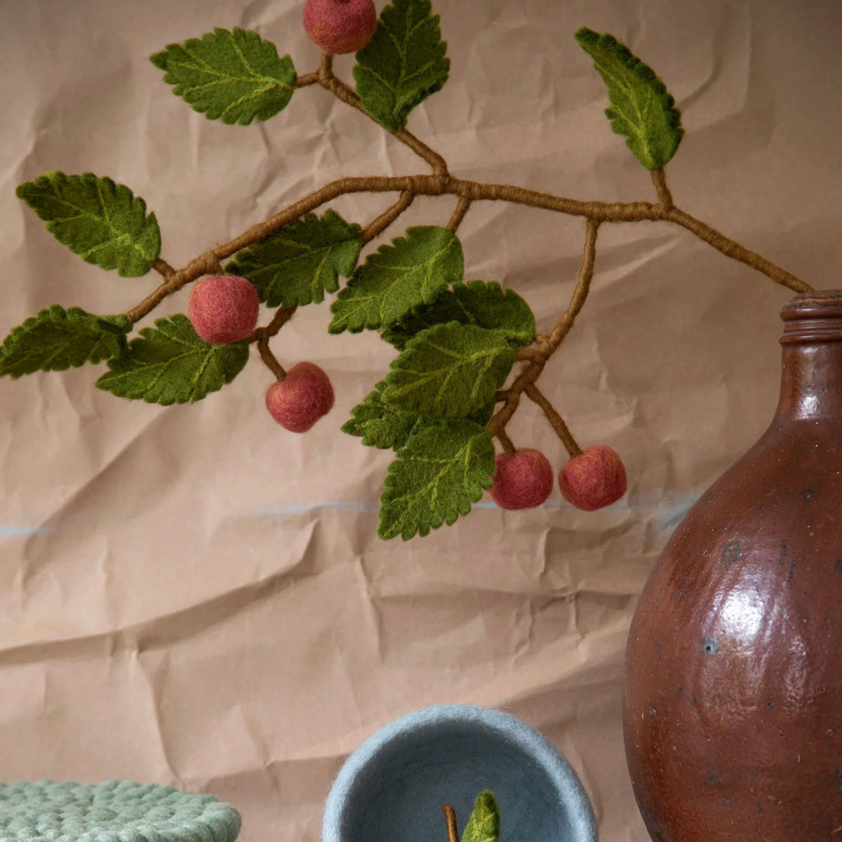 Gry & Sif Filz-Zweig “Dark Red Apples” | Weihnachtsdeko | Gry & Sif