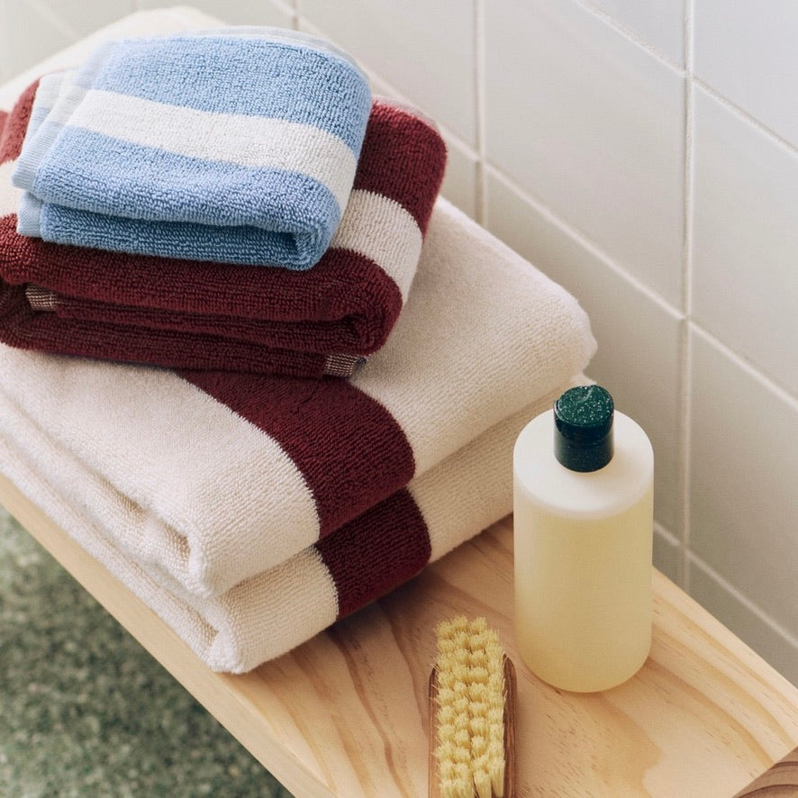 HAY Badetuch „Stripe Burgundy“ 70x140cm | Modernes Bad | HAY