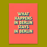 Deli Cards Postkarte "What happens in Berlin" | Besondere Karte mit Spruch