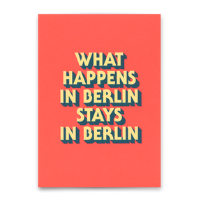 Deli Cards Postkarte "What happens in Berlin" | Besondere Karte mit Spruch