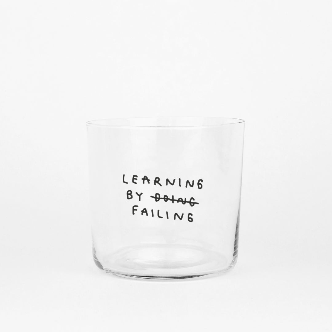 YAHYA Studio Trinkglas „Learning by Failing“ | Weise Typo auf Glas | YAHYA Studio