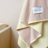 Maison Deux Badetuch “Gradient Buttergelb Rosa” 70x140 cm | Maison Deux