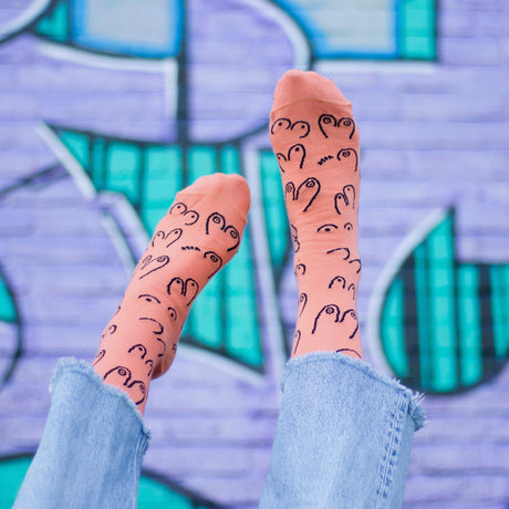 Eat Mielies Weird Illustration Socken "Titties" Electric Peach Eat Mielies Weird Illustration | Bunte Baumwollstrümpfe