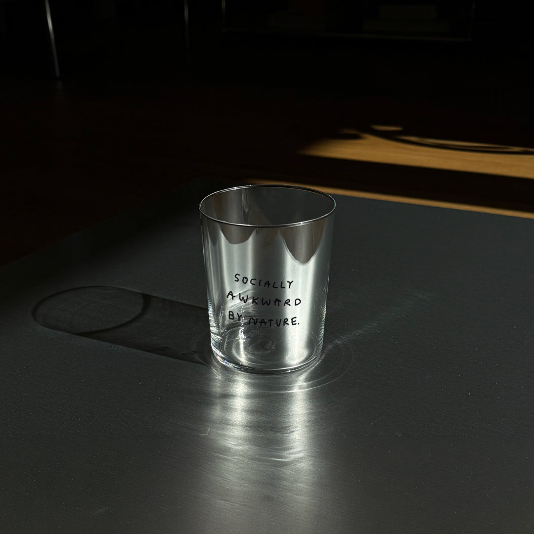YAHYA Studio Glas „Socially Awkward by Nature“ (L) | Humorvolles Statement | YAHYA Studio
