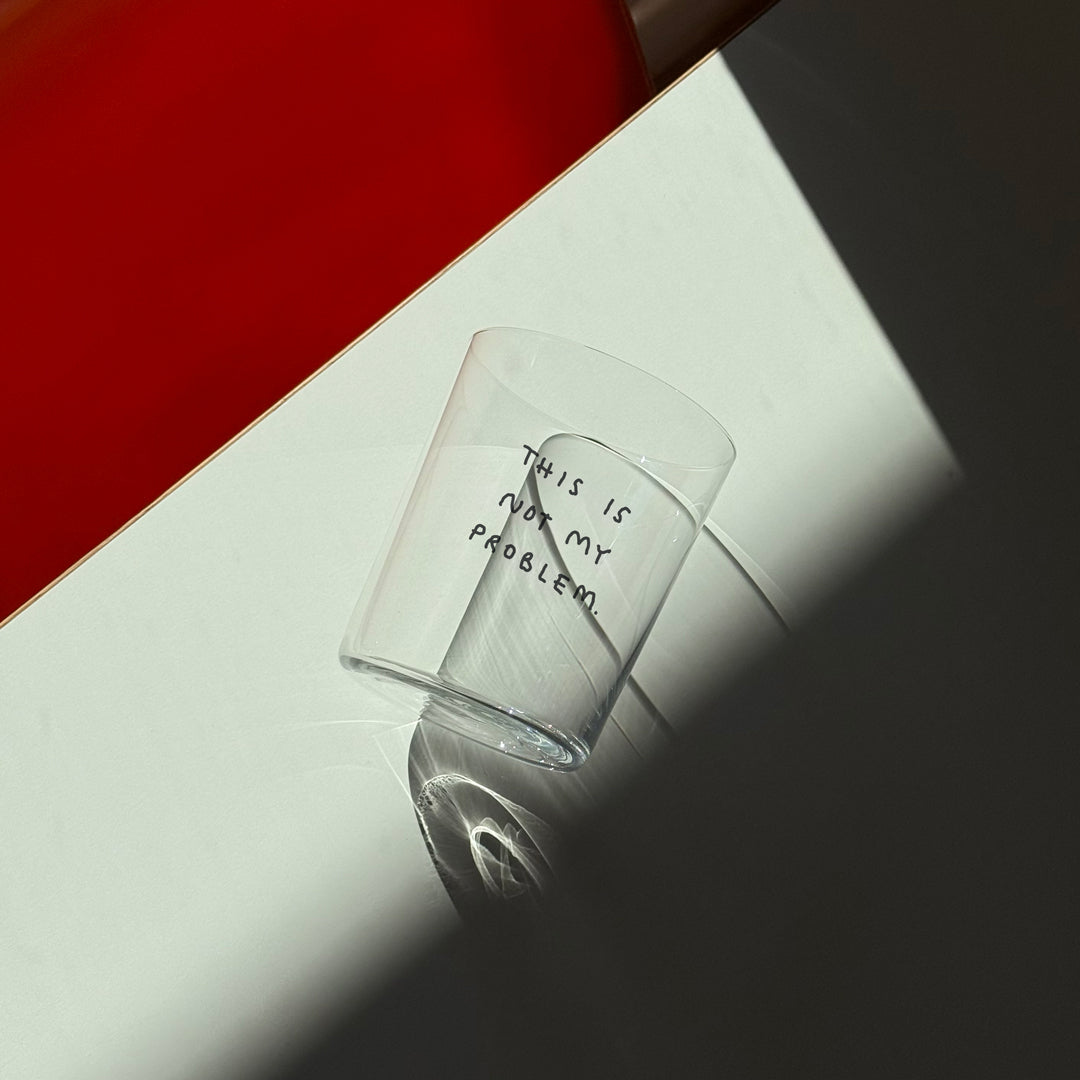 YAHYA Studio Glas „This Is Not My Problem“ (L) | Lustig & ehrlich | YAHYA Studio