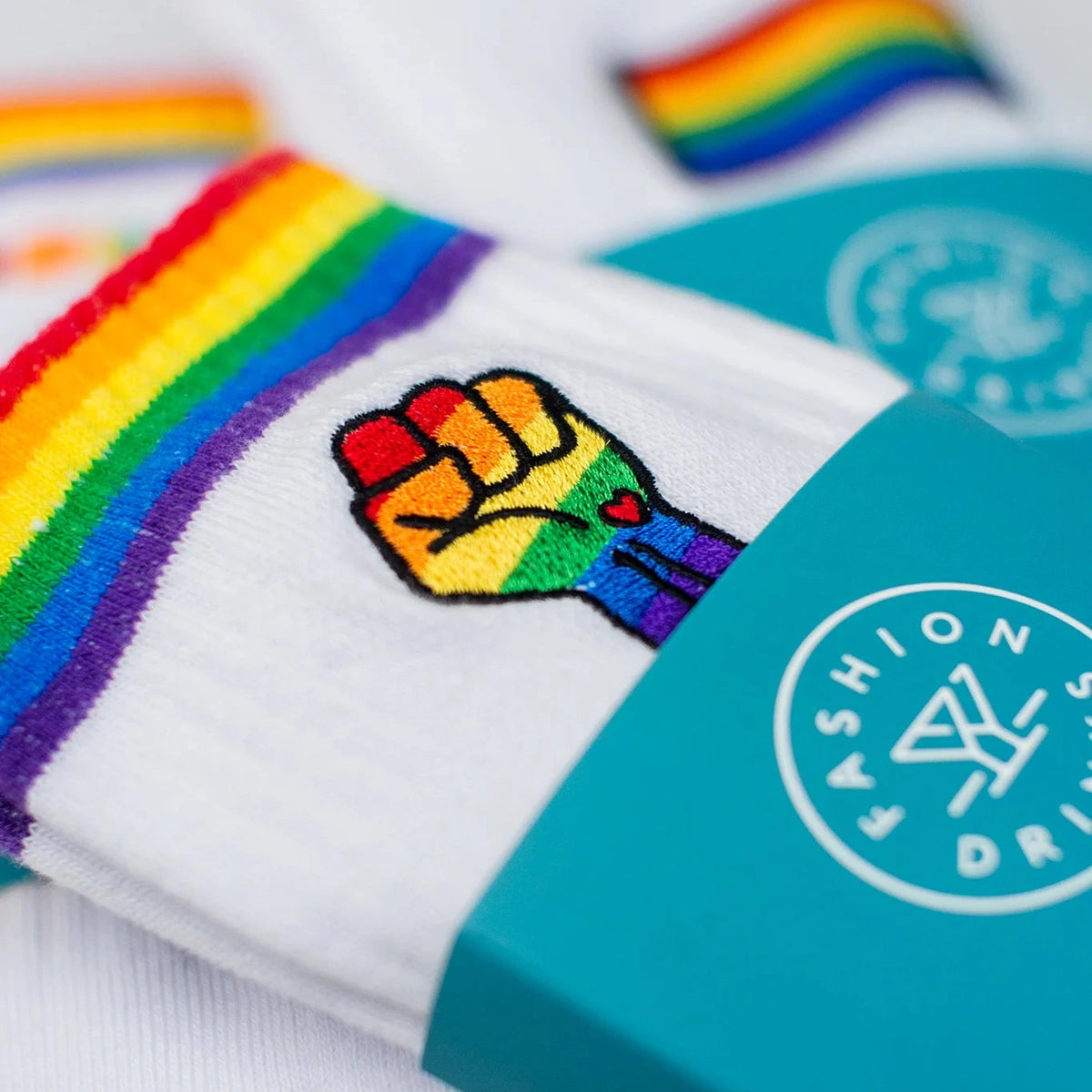 Fashion Drinks Bio-Baumwollsocken “Pride Fist” | Pride Statement | Fashion Drinks