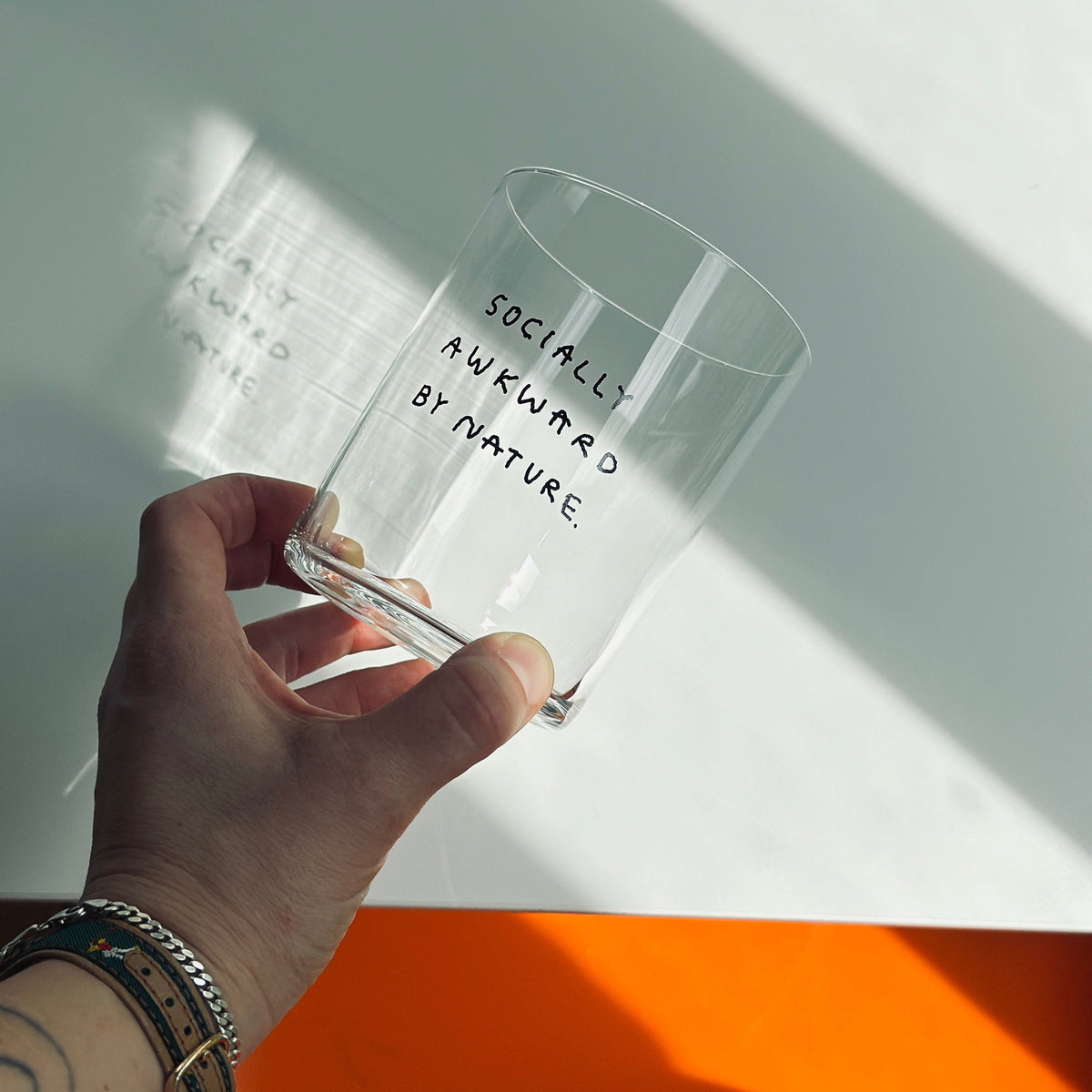 YAHYA Studio Glas „Socially Awkward by Nature“ (L) | Humorvolles Statement | YAHYA Studio