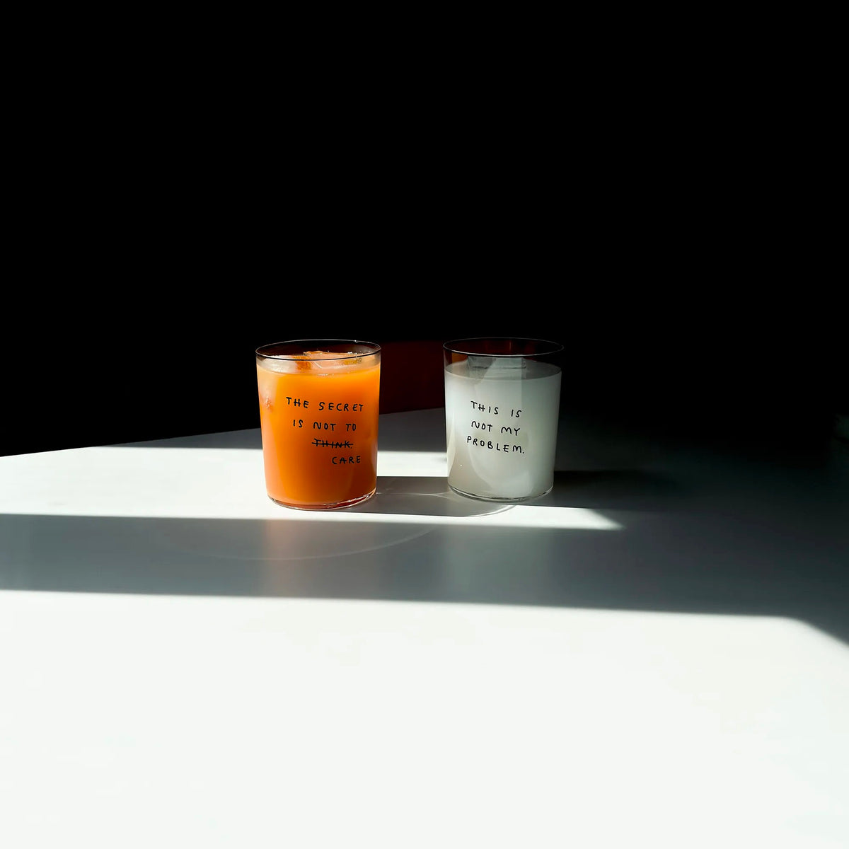 YAHYA Studio Glas „The secret is not to care (L)“ | Lustig & ehrlich | YAHYA Studio