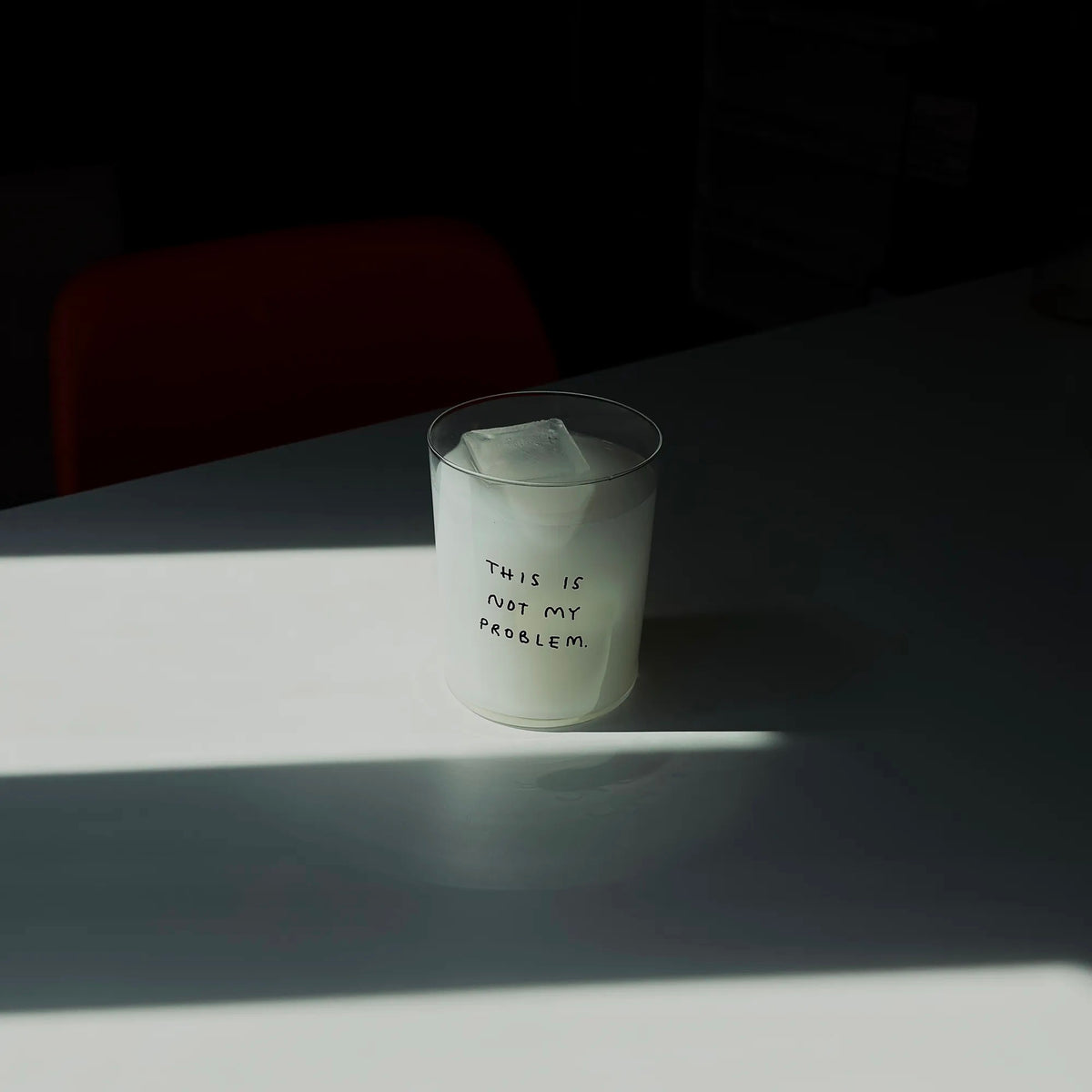 YAHYA Studio Glas „This Is Not My Problem“ (L) | Lustig & ehrlich | YAHYA Studio