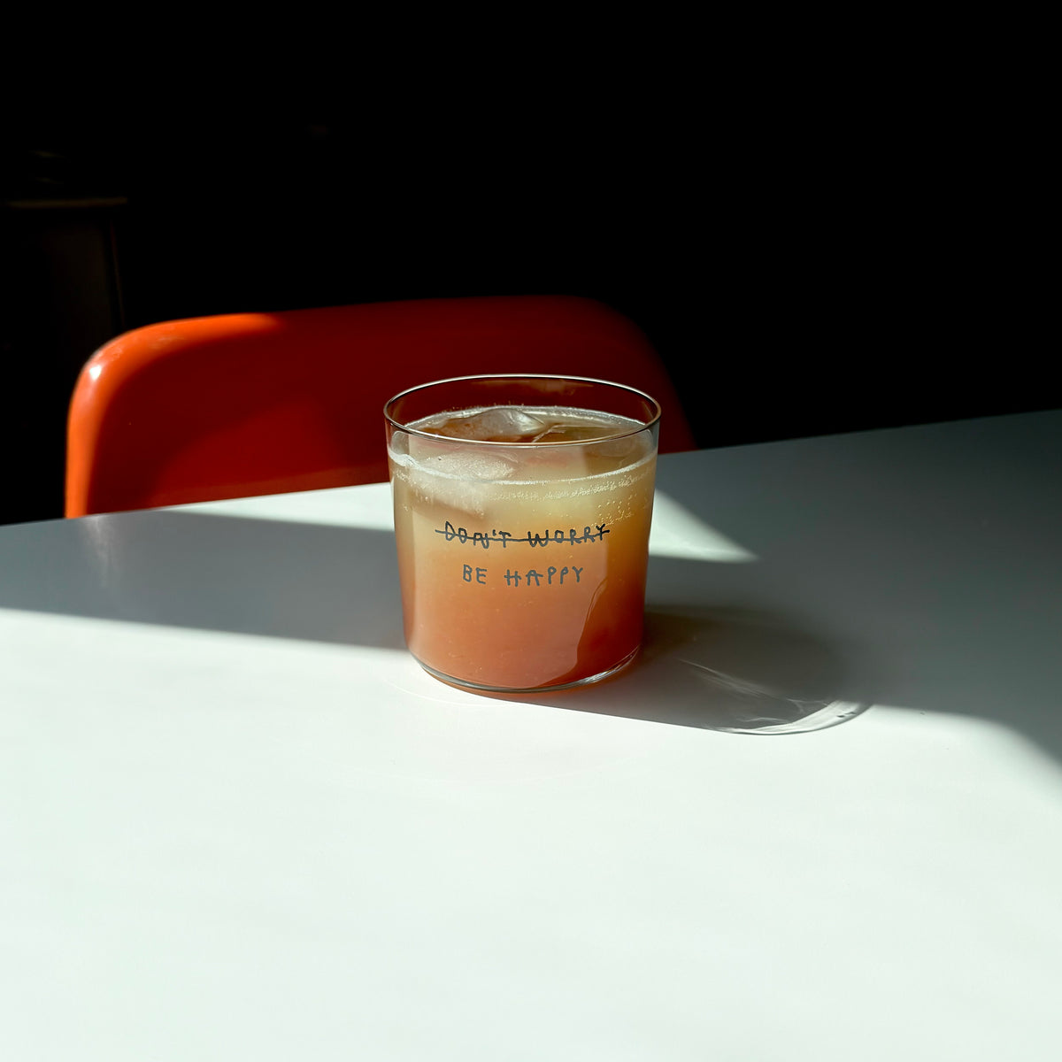 YAHYA Studio Trinkglas „Don't Worry Be Happy“ | Statement Glas | YAHYA Studio