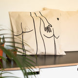 helen b Kissenhülle helen b "Naked Couple Back" | mit Illustrationen von Helen Blanchaert